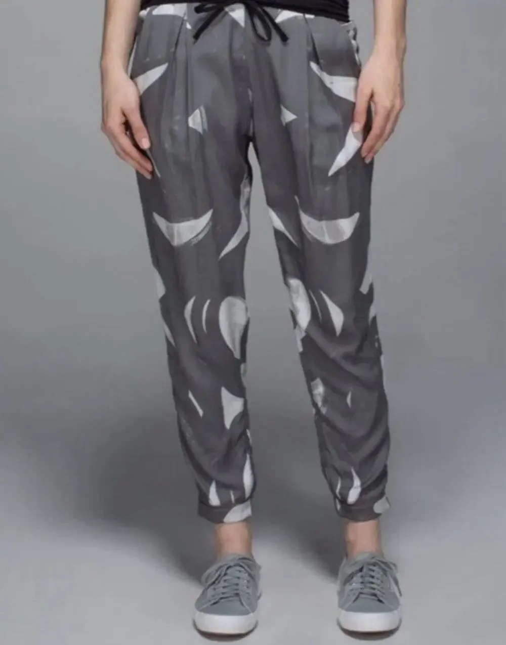Lululemon City Jogger Tencel Lightweight Camouflage Womens Sz 8 Gray White Chic